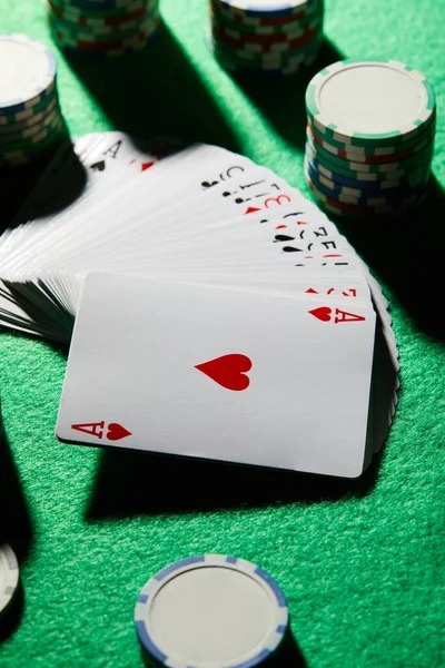 Live poker table on bigcoin88 with dealer, player seats, and community cards displayed